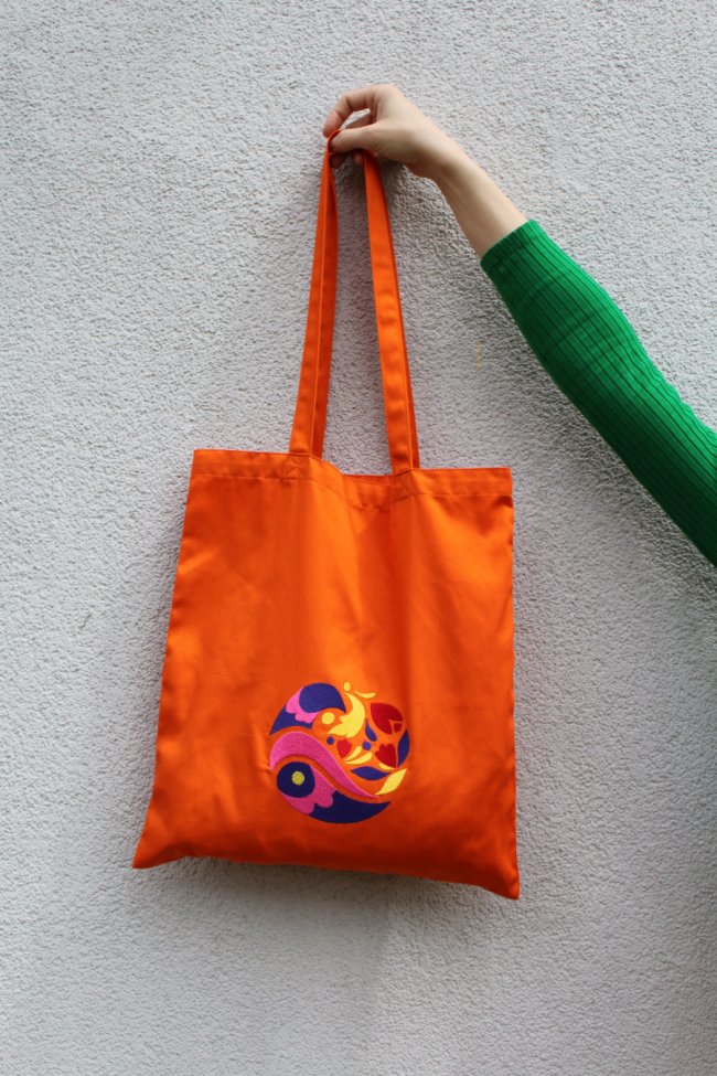 На фартухах оживає забутий розпис: лучанка створила бренд домашнього текстилю Maliovka