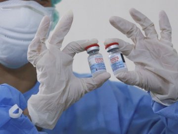 В Україні деяким людям вводитимуть третю дозу вакцини від COVID-19: кому її рекомендуватимуть