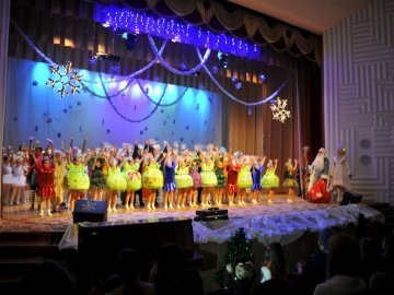 Ведмеді, зайчики і танцюючі ялинки: у Луцьку діткам влаштували новорічну казку