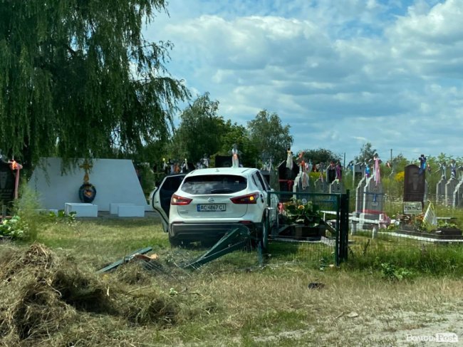 Одне авто влетіло у ворота кладовища, інше – перекинулось: на волинській трасі сталась аварія. ФОТО