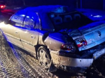 У місті на Волині легковик зніс електроопору. ФОТО