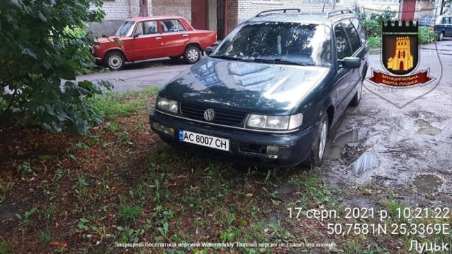 За стоянку на газоні луцькі водії заплатять штраф. ФОТО