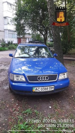 За стоянку на газоні луцькі водії заплатять штраф. ФОТО