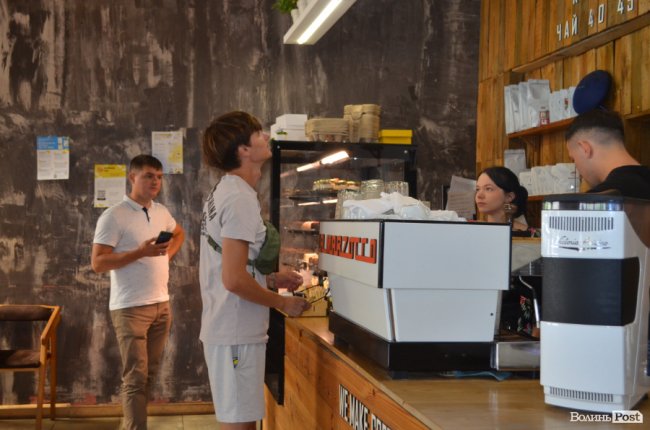 «Передайте ще тої смачної»: власник мережі луцьких кав'ярень щомісяця віддає 60 кілограмів кави для ЗСУ
