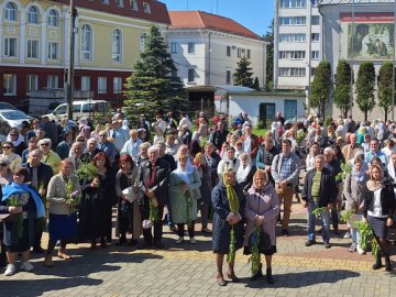 «Не я б'ю – верба б'є»: як у головному соборі Луцька освячували вербу