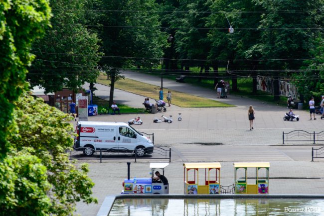 Літній день у центральному парку Луцька. ФОТОРЕПОРТАЖ