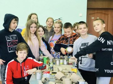 Волинські школярі на уроках виготовляють окопні свічки. ФОТО