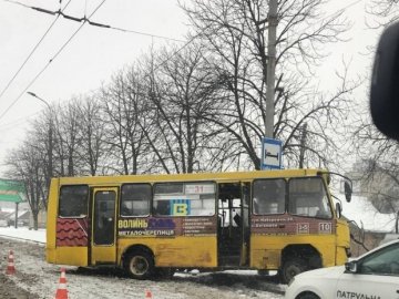 У Луцьку маршрутка в'їхала в стовп на узбіччі. ФОТО