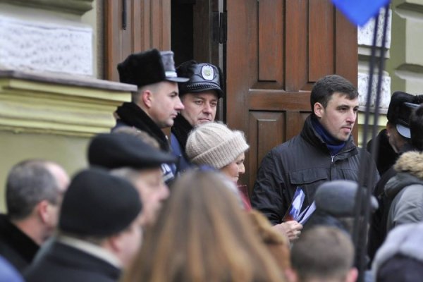 «Сидячий» пікет під прокуратурою Волині. ФОТО