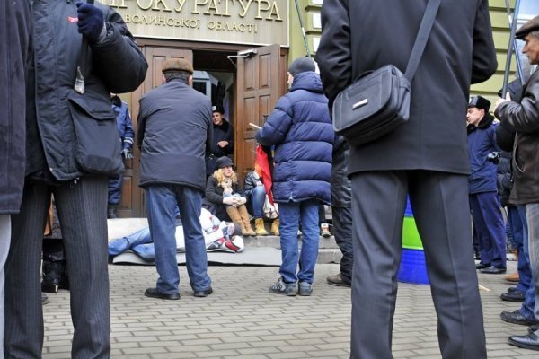 «Сидячий» пікет під прокуратурою Волині. ФОТО