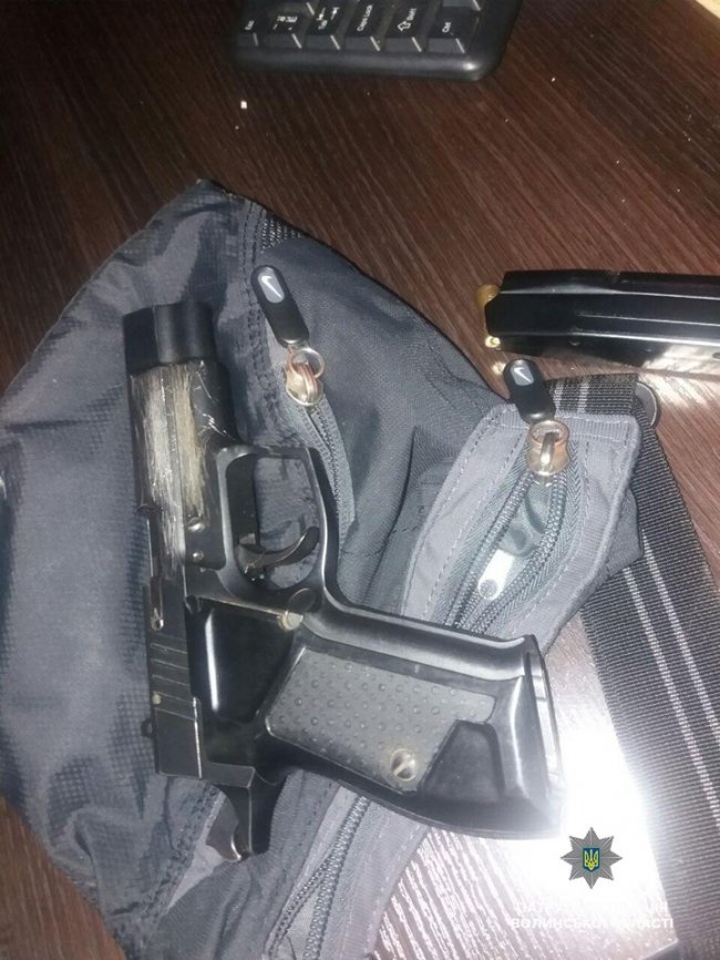 Луцькою вулицею розгулював чоловік з пістолетом 