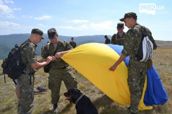 У Криму прапор України замінили на червоний із серпом і молотом. ФОТО