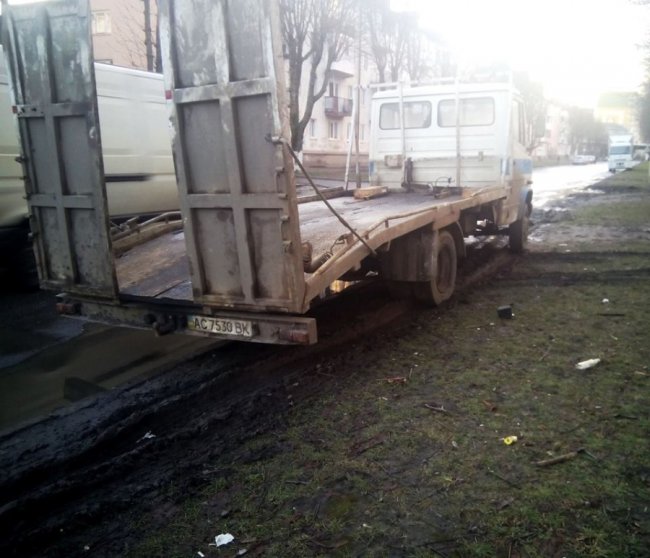 Водії нівечать залишки газонів на вулиці Луцька. ФОТО