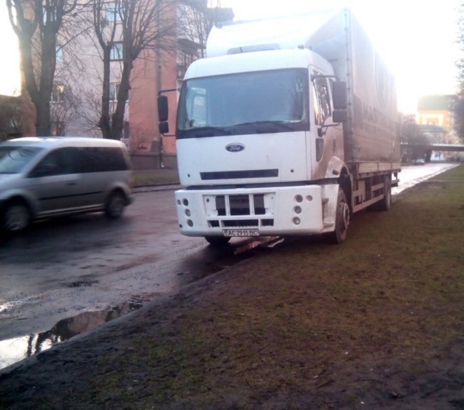 Водії нівечать залишки газонів на вулиці Луцька. ФОТО