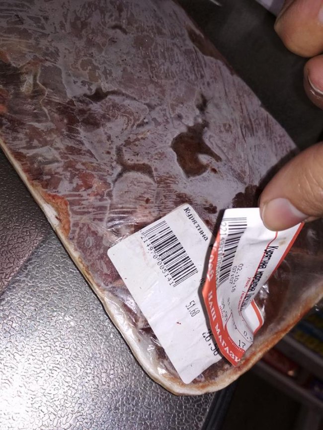 Переклеєні цінники і нова дата: як «оживає» м'ясо у луцькому супермаркеті