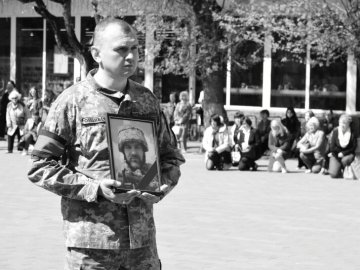 Лучани провели в останню дорогу загиблого Героя Руслана Собуцького