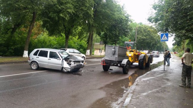 Аварія в Луцьку: легковик розтрощив передок, протаранивши трактор