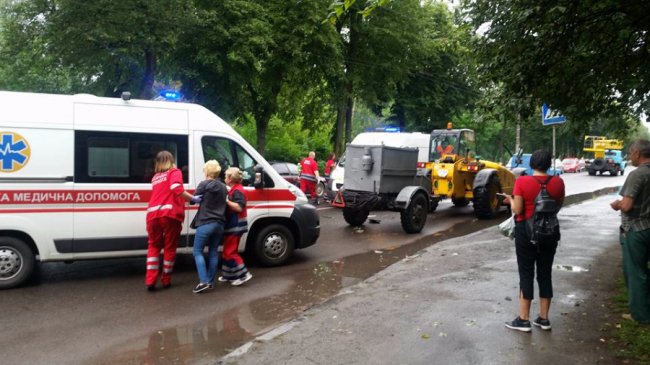 Аварія в Луцьку: легковик розтрощив передок, протаранивши трактор