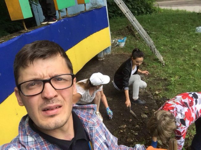 Небайдужі причепурили в'їзд у Ківерці. ФОТО