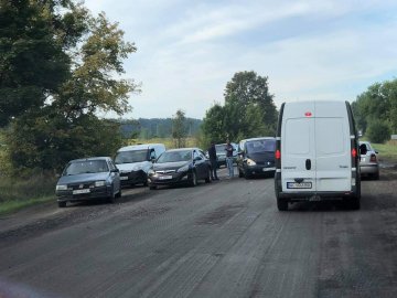 На автодорозі Луцьк-Ківерці «поцілувалися» два легковики. ФОТО