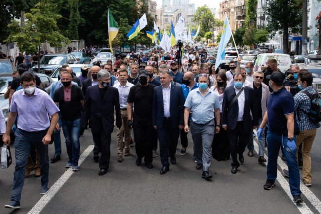 10 тисяч людей вийшли під Печерський суд підтримати Порошенка