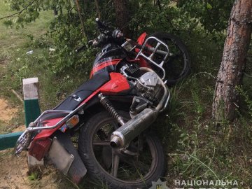 На Волині п'яний мотоцикліст злетів з дороги та в'їхав у дерево. ФОТО