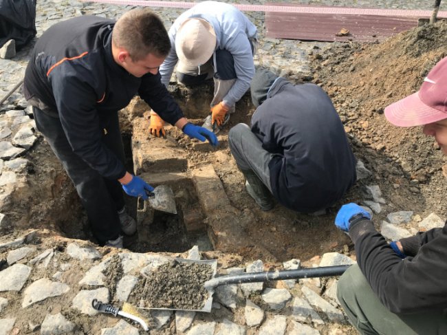 У Луцьку на Замковій площі виявили мурування середньовічної забудови. ФОТО