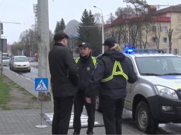 Луцькі копи взялися за пішоходів, які переходять дорогу там, «де їм зручно». ВІДЕО
