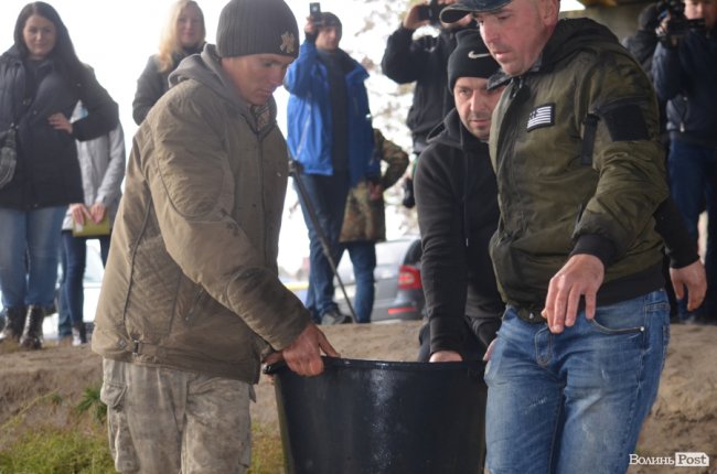 Щука, короп і судак: у луцький Стир випустили тисячі рибин. ФОТО