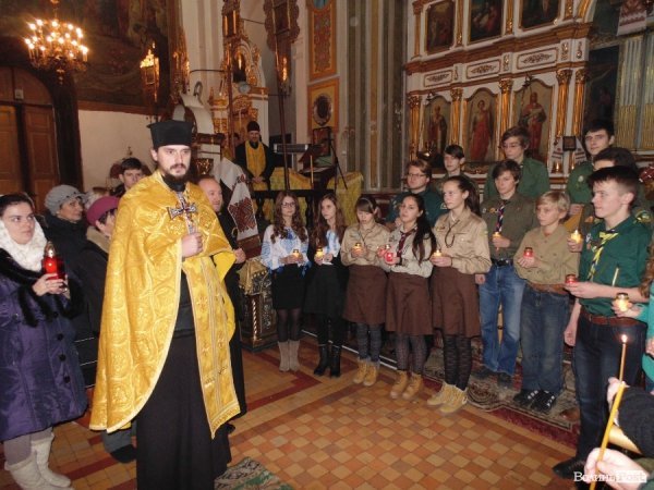 Пластуни передали Вифлиємський вогонь православній громаді Луцька. ФОТО. ВІДЕО