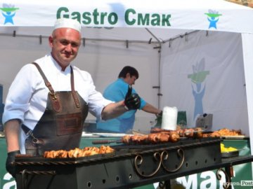 У замку Любарта стартував Lutsk Food Fest: що і за скільки пропонують скуштувати. ФОТО
