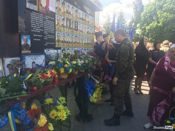 У Луцьку вшанували пам'ять лучан-військовослужбовців, які загинули під Волновахою. ФОТО