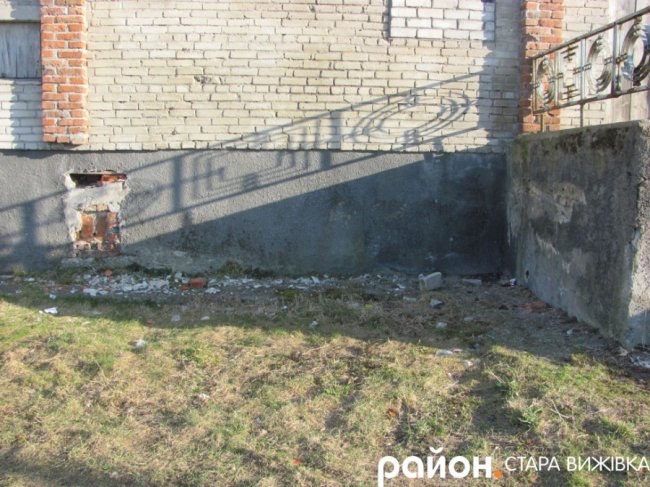 У селищі на Волині колишній кінотеатр перетворюється на руїни. ФОТО