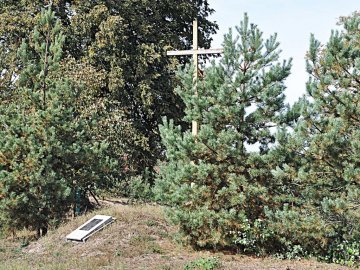 Скандал на Волині: дитмайданчик хочуть збудувати на місці старого кладовища