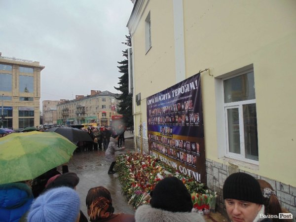 Квіти та лампадки: лучани вшановують Героїв Майдану. ФОТО