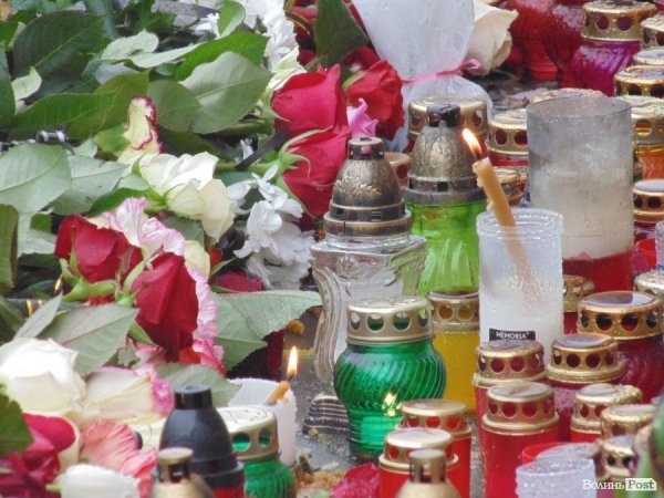 Квіти та лампадки: лучани вшановують Героїв Майдану. ФОТО
