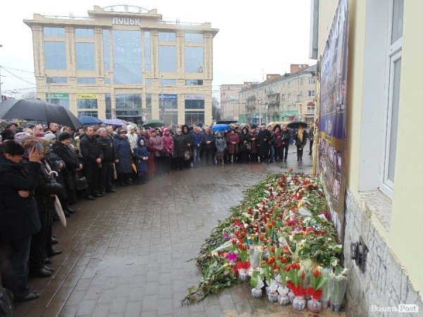 Квіти та лампадки: лучани вшановують Героїв Майдану. ФОТО