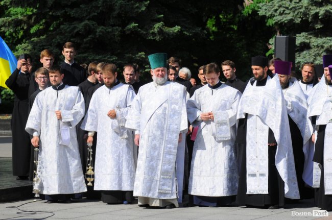З маками і трояндами: у Луцьку відзначили річницю перемоги над нацизмом. ФОТО