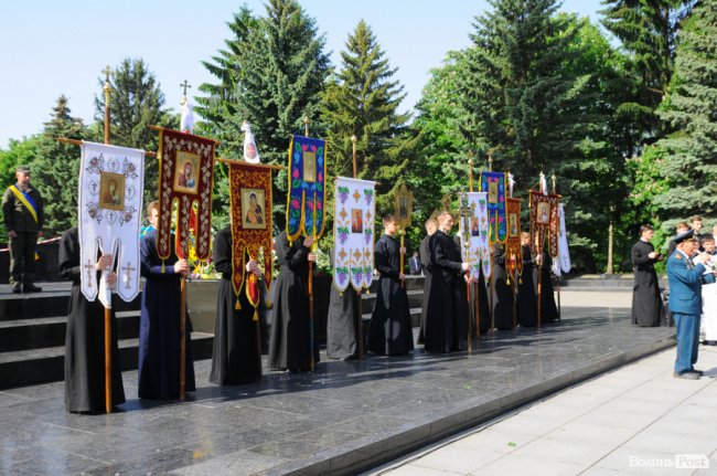 З маками і трояндами: у Луцьку відзначили річницю перемоги над нацизмом. ФОТО