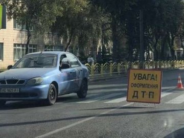 Розповіли про стан двох дітей, яких збила автівка біля гімназії №4 у Луцьку. ВІДЕО