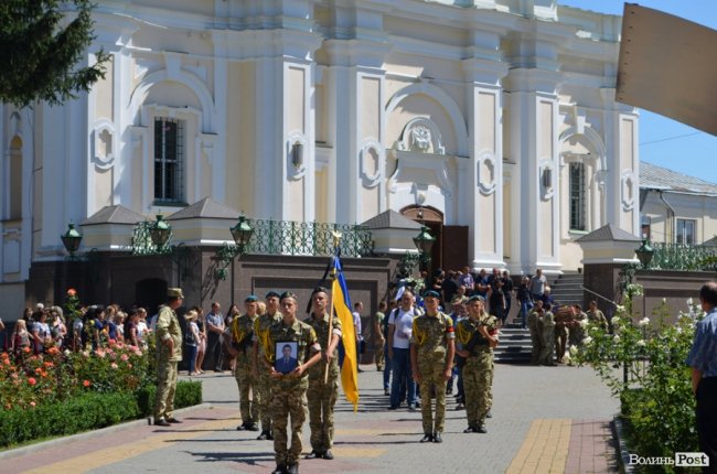 Як у Луцьку прощалися з Героєм Андрієм Єлістратовим. ФОТО