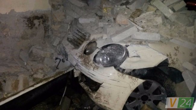 У Луцьку авто влетіло в будинок і розтрощило санвузол