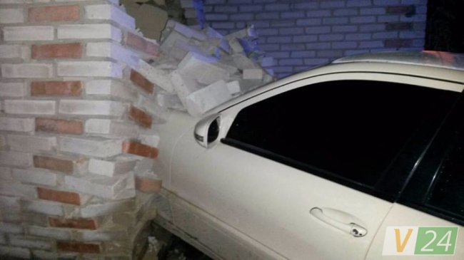 У Луцьку авто влетіло в будинок і розтрощило санвузол