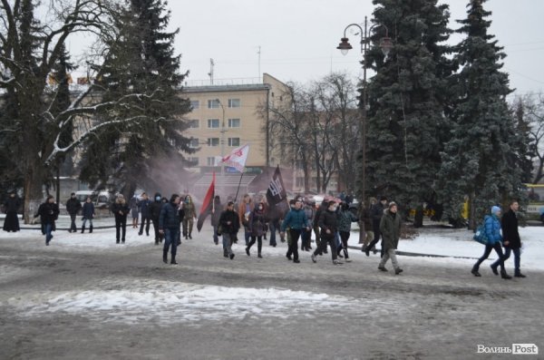 На луцькому Євромайдані міліція ледь не затримала хлопця. ФОТО. ВІДЕО