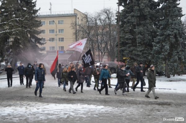 На луцькому Євромайдані міліція ледь не затримала хлопця. ФОТО. ВІДЕО