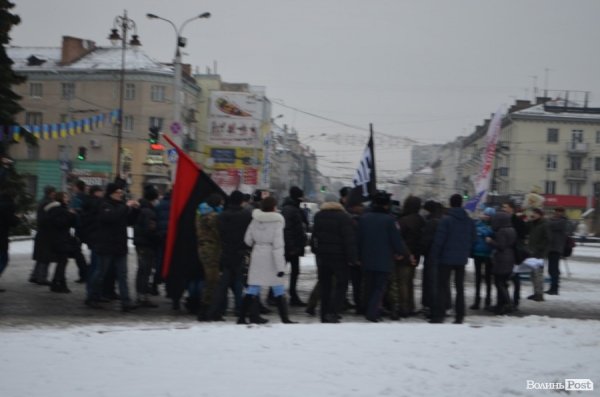 На луцькому Євромайдані міліція ледь не затримала хлопця. ФОТО. ВІДЕО