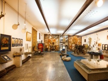 У Луцьку пропонують музейні експонати потримати в руках