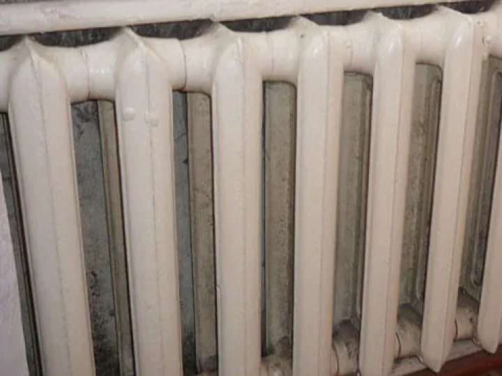 У Луцьку рятувальники допомогли 7-річній дитині, рука якої застрягла в батареї. ВІДЕО