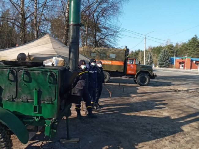 Волинські рятувальники перевезли майже 500 людей, які застрягли на польському кордоні