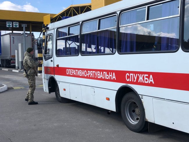 Волинські рятувальники перевезли майже 500 людей, які застрягли на польському кордоні